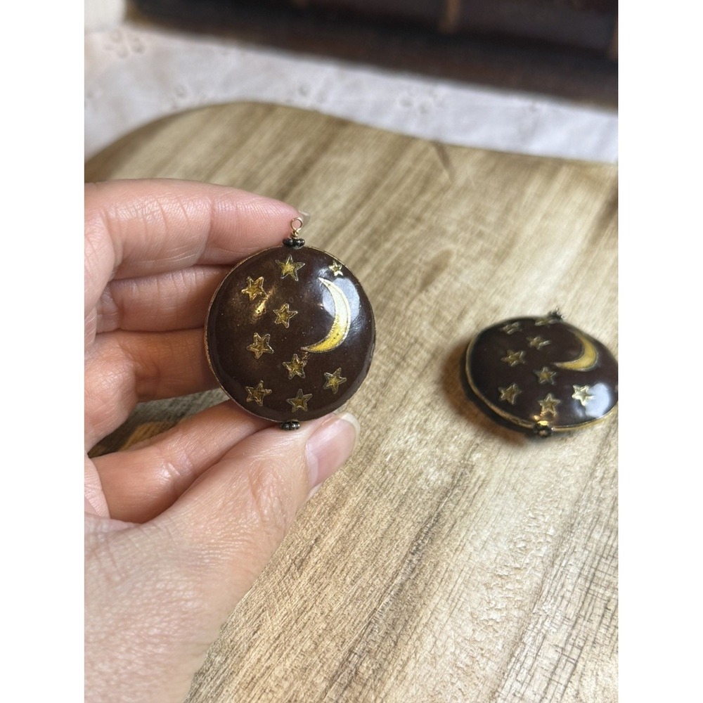 Vintage Cloisonné Crescent Moon‎ & Stars Puff Pendants Gold Outline Celestial - Picture 3 of 3